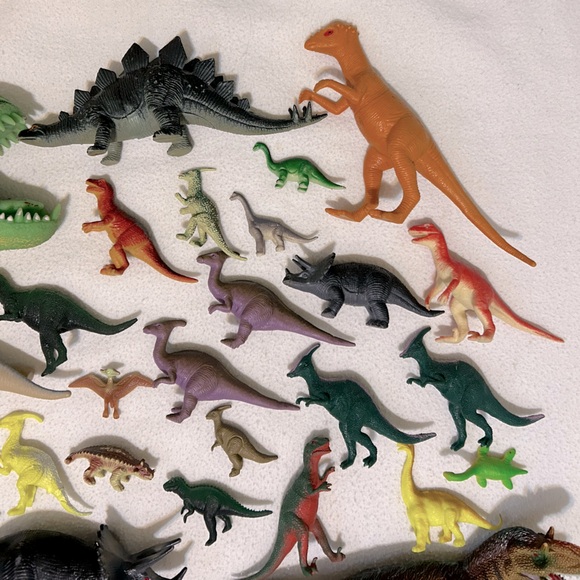 DK Book - “100 First Dinosaur Words” with 46 Plastic Dinosaurs of Various Sizes - Picture 7 of 9